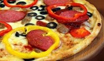 Заказ пиццы &mdash; С мясом, маслинами и перцем